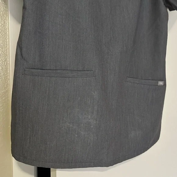 Figs size medium/large in graphite. Casma top and Zamora jogger bottoms - Picture 2 of 5